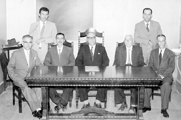O leitor Afonso Henrique Vieira nos manda esta foto, tirada no ano de 1961 pelo fotógrafo Eumafe. Era a diretoria da Associação Filatélica de Franca, que se reunia na sede da Acif. Aparecem, sentados (da esquerda para a direita): Irineu Mário Nicácio, Ful